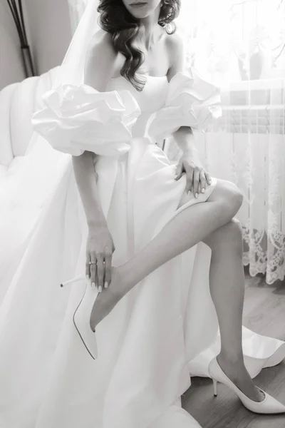 Piękny Model Dziewczyny Długimi Kręconymi Włosami Modnej Sukni Ślubnej Pionowy — Zdjęcie stockowe