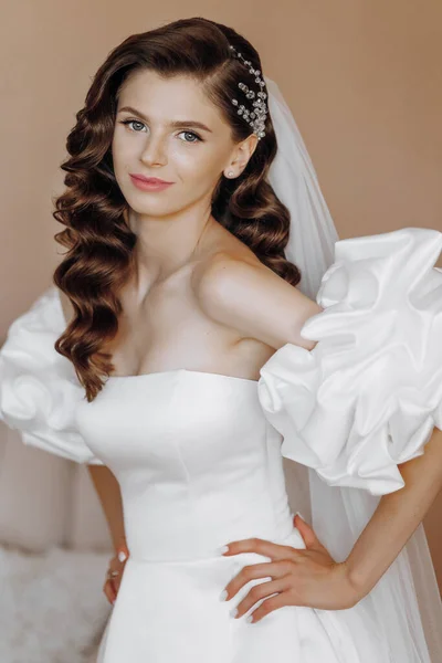 Gyönyörű Modell Lány Hosszú Göndör Haj Egy Divatos Esküvői Ruha — Stock Fotó