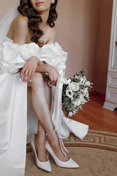 Mariée Dans Une Robe Mariée Avec Bouquet Fleurs Dans Ses — Photo