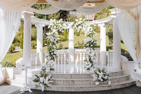 Wedding Ceremony Decorated Fresh Flowers Location Tall White Columns Preparation — Stock Photo, Image