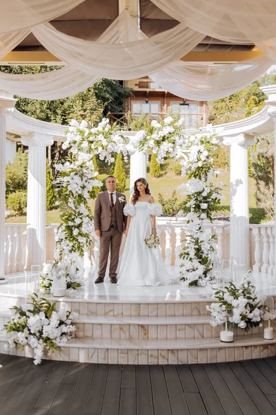 Cerimônia Sensível Noiva Noivo Casal Recém Casado Feliz Está Contra — Fotografia de Stock