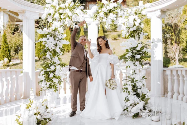 Cerimônia Sensível Noiva Noivo Casal Recém Casado Feliz Está Fundo — Fotografia de Stock