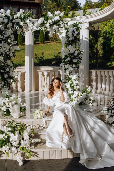 Beautiful Bride Background Flowers Attractive Woman Fashionable Wedding Dress Sitting — Stock Photo, Image