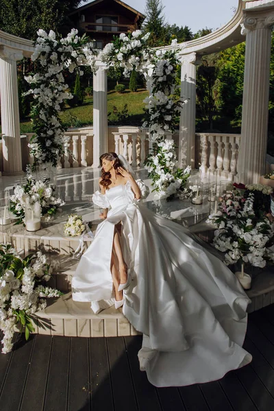 Beautiful Bride Background Flowers Attractive Woman Fashionable Wedding Dress Sitting — Stock Photo, Image