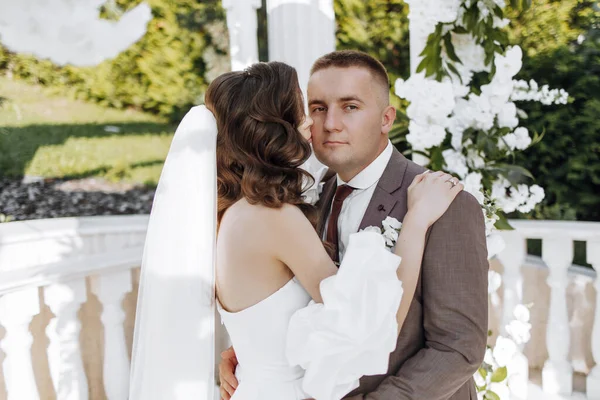 Egy Elegáns Menyasszony Vőlegény Együtt Pózolnak Szabadban Egy Napsütéses Esküvőn — Stock Fotó