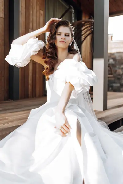 Piękna Modelka Długimi Kręconymi Włosami Modnej Sukni Ślubnej Shoulder Portret — Zdjęcie stockowe
