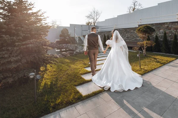 Bruid Bruidegom Lopen Huwelijksceremonie Een Prachtige Locatie Bij Zonsondergang Gelukkige — Stockfoto