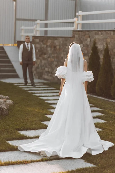 Gelin ve damat düğün töreninden sonra güzel bir yerde ayrılıyorlar. Uzun bir gelinlik içinde mutlu bir gelin damatla tanışmaya gider. Düğün günü..