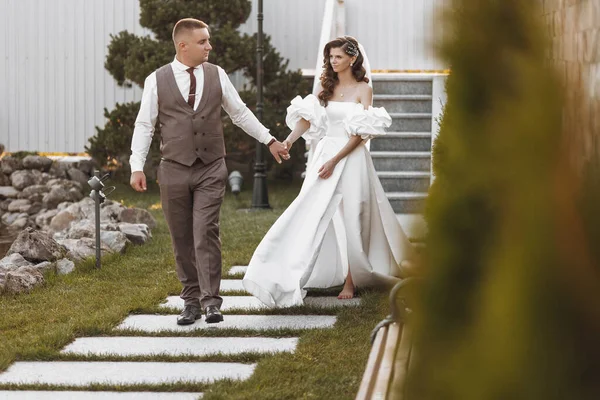 신부와 신부는 아름다운 장소에서 결혼식 걷고있다 위에서 드레스에 결혼식 — 스톡 사진