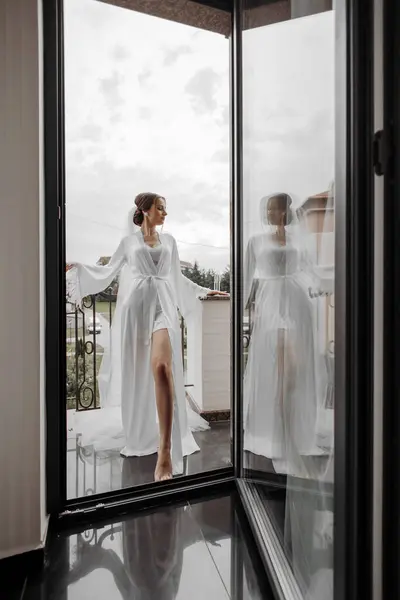 Портрет Невесты Белом Халате Профессиональной Прической Натуральным Макияжем Стоящий Балконе — стоковое фото