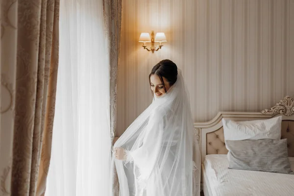 Boční Pohled Šťastná Dívka Nevěsta Stojící Blízkosti Okna Moderního Luxusního — Stock fotografie