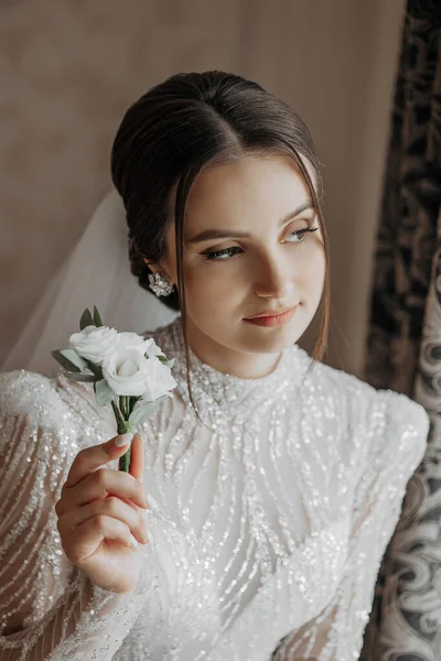 Mode Porträtt Vacker Brud Lyxig Bröllopsklänning Med Spets Och Kristaller — Stockfoto