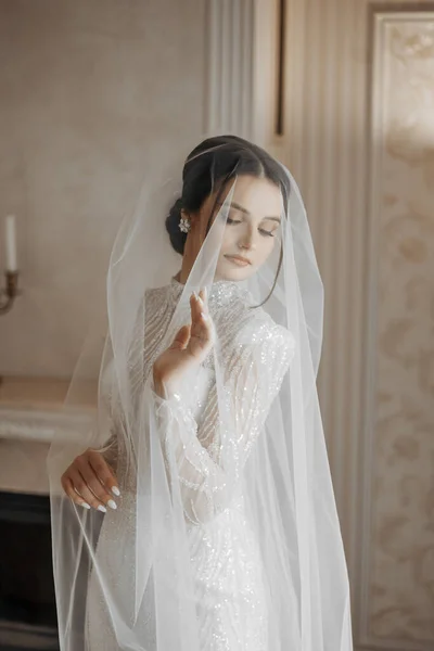 인테리어 스타일의 레이스와 결정과 고급스러운 드레스에서 신부의 초상화 아름다운 결혼식에 — 스톡 사진