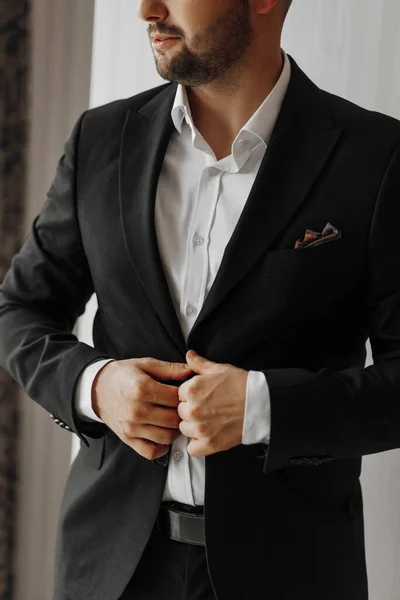 Przystojny Mężczyzna Ubrany Czarny Garnitur Przy Oknie Pokoju Hotelowym Rano — Zdjęcie stockowe