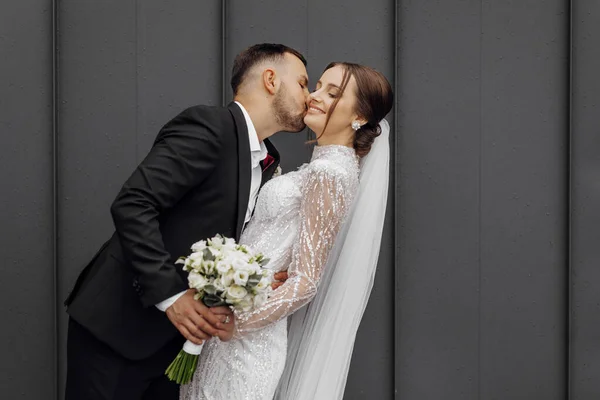 Γαμπρός Φιλάει Τρυφερά Νύφη Νεαρό Ζευγάρι Στο Γάμο Τους — Φωτογραφία Αρχείου