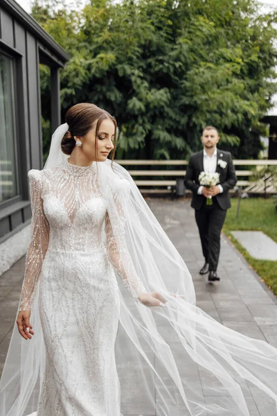 Bride Beautiful Fashionable Dress Foreground Groom Black Suit Goes Bride — Stock Photo, Image