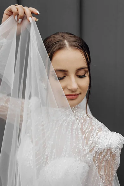 Portret Van Een Jonge Bruid Een Witte Trouwjurk Met Mouwen — Stockfoto