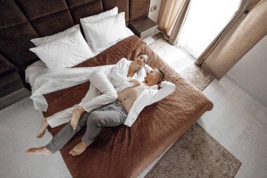 Gelin ve damadın otel odasında şehvetli ve nazik bir sabah. Mutlu ve aşık gelin ve damat yatakta yatıyor. Kendine güvenen bir gelin ve yakışıklı bir damat. Düğün hazırlıkları.