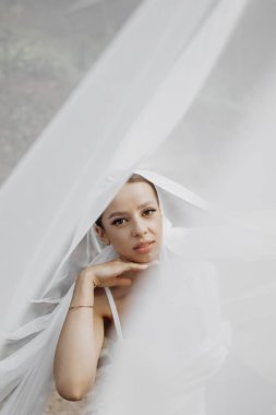 Genç ve güzel bir gelin, bir yaz günü duvağın altında evleniyor.