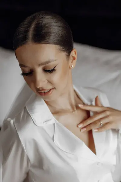 Une Mariée Sensuelle Confiante Est Assise Sur Lit Pyjama Blanc — Photo