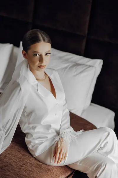 Belle Mariée Confiante Assise Sur Lit Pyjama Blanc Avec Long — Photo