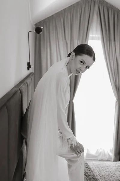 Beyaz Pijamalı Güzel Kendinden Emin Bir Gelin Otel Odasında Uzun — Stok fotoğraf