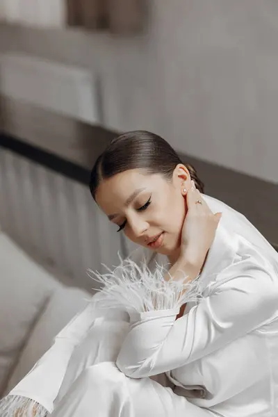 Belle Mariée Confiante Assise Sur Lit Pyjama Blanc Avec Long — Photo
