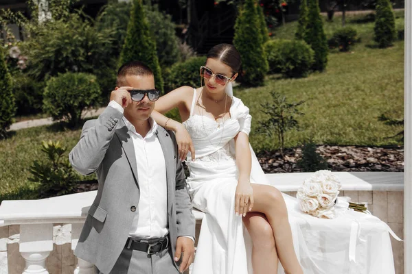 Cool Bride Groom Having Fun Wearing Sunglasses Outdoors Sunny Weather — Stock Photo, Image