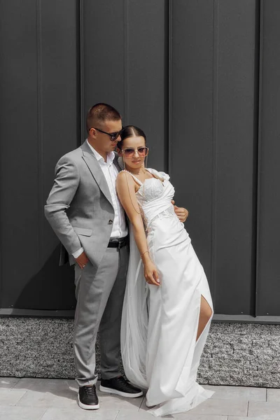 신부와 신랑의 베일을 선글라스에 신부와 — 스톡 사진