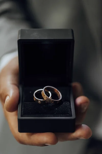 Wedding Rings Close Hand She Says Yes Gold Wedding Rings — Stock Photo, Image