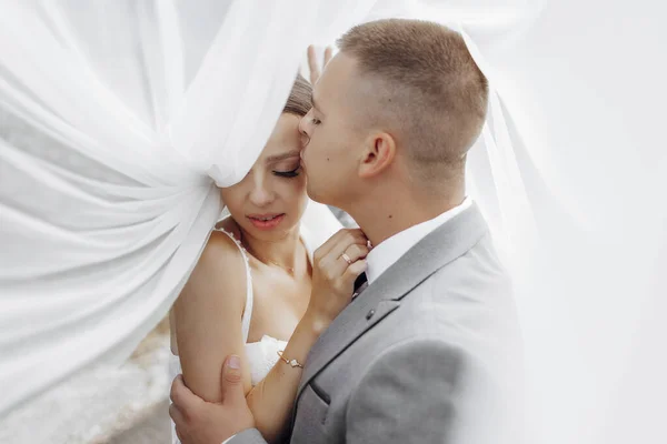 Noivas Bonitas Jovens Seu Dia Casamento Após Cerimônia Sob Véu — Fotografia de Stock