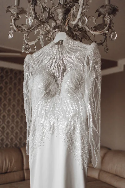 Une Robe Mariée Exquise Est Suspendue Lustre Dans Chambre Mariée — Photo