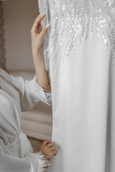 Egy Gyönyörű Esküvői Ruha Lóg Egy Csilláron Menyasszony Szobájában Menyasszony — Stock Fotó