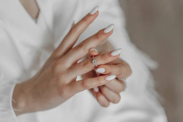 Bride Wears Diamond Engagement Ring Beautiful Hands Bride — Stock Photo, Image