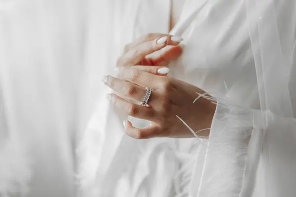 Bride Holds Diamond Engagement Ring Beautiful Hands Bride — Stock Photo, Image