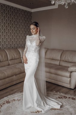 Gelinlikli gelin odasında poz veriyor. Gelinin portresi.