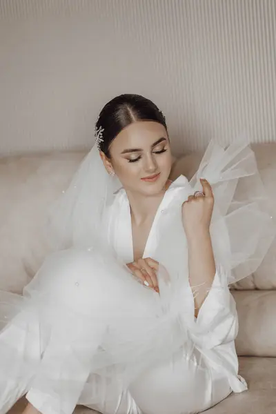 Bride Silk Suit Veil Poses Her Room Sitting Couch Morning — Stock Photo, Image