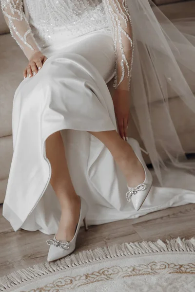 드레스에 신부는 그녀의 소파에 앉아있는 그녀의 신발을 — 스톡 사진