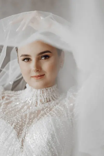 Bröllopsporträtt Bruden Elegant Bröllopsklänning Poserar Insvept Slöja God Morgon Bruden — Stockfoto