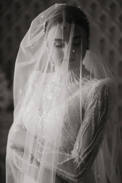 結婚式の肖像画 エレガントなウェディングドレスの花嫁はベールに包まれたポーズ 花嫁の朝でした 美しい髪とメイク — ストック写真