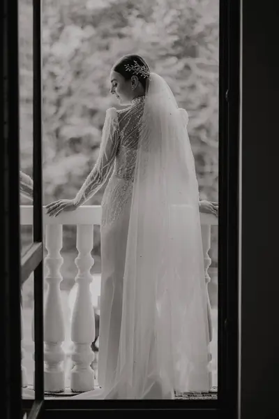 Portrait Noir Blanc Mariage Mariée Pose Dans Une Élégante Robe — Photo