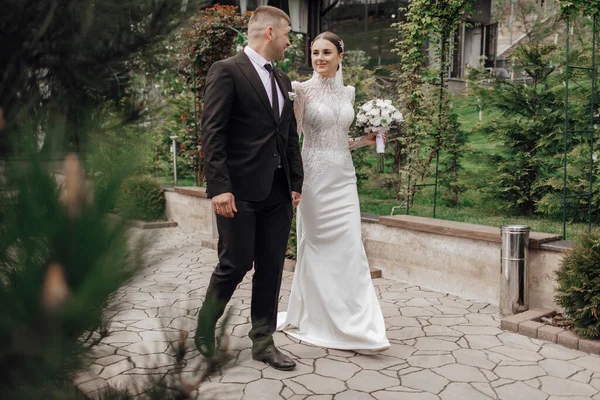 Bruden Elegant Klänning Med Bukett Och Brudgummen Klassisk Kostym Går — Stockfoto