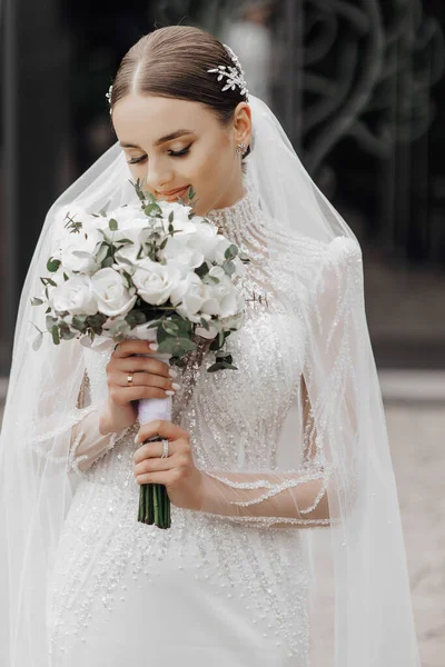 Bride Elegant Dress Veil Poses Bouquet Wedding Portrait — Stock Photo, Image