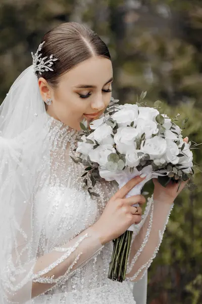 Noiva Vestido Elegante Véu Posa Com Buquê Retrato Casamento — Fotografia de Stock