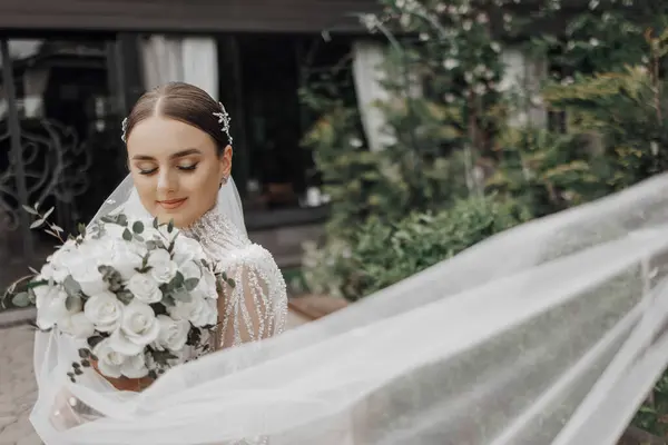 Die Braut Elegantem Kleid Und Schleier Posiert Mit Einem Strauß — Stockfoto