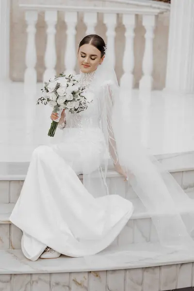 Bride Long Dress Sits White Roman Style Columns Beautiful Hair — Stock Photo, Image