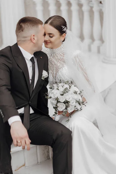 Bruden Och Brudgummen Omfamnar Nära Romerska Pelarna Ett Utsökt Bröllop — Stockfoto