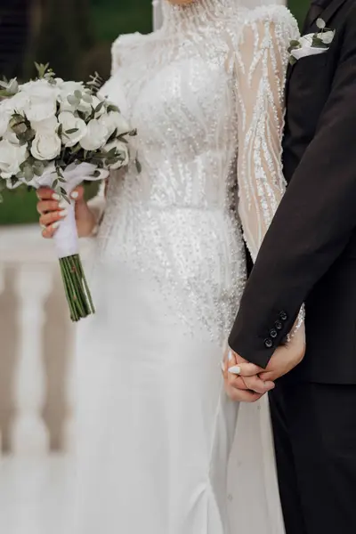 Bruden Och Brudgummen Håller Varsamt Hand Beskuren Bild Vackert Hår — Stockfoto