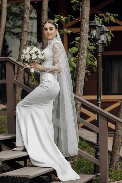 초상화요 우아한 드레스와 베일에 꽃다발을 자연에서 결혼식 — 스톡 사진