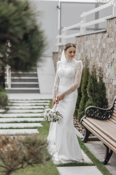 Retrato Noiva Vestido Longo Elegante Véu Segurando Buquê Posa Quintal — Fotografia de Stock